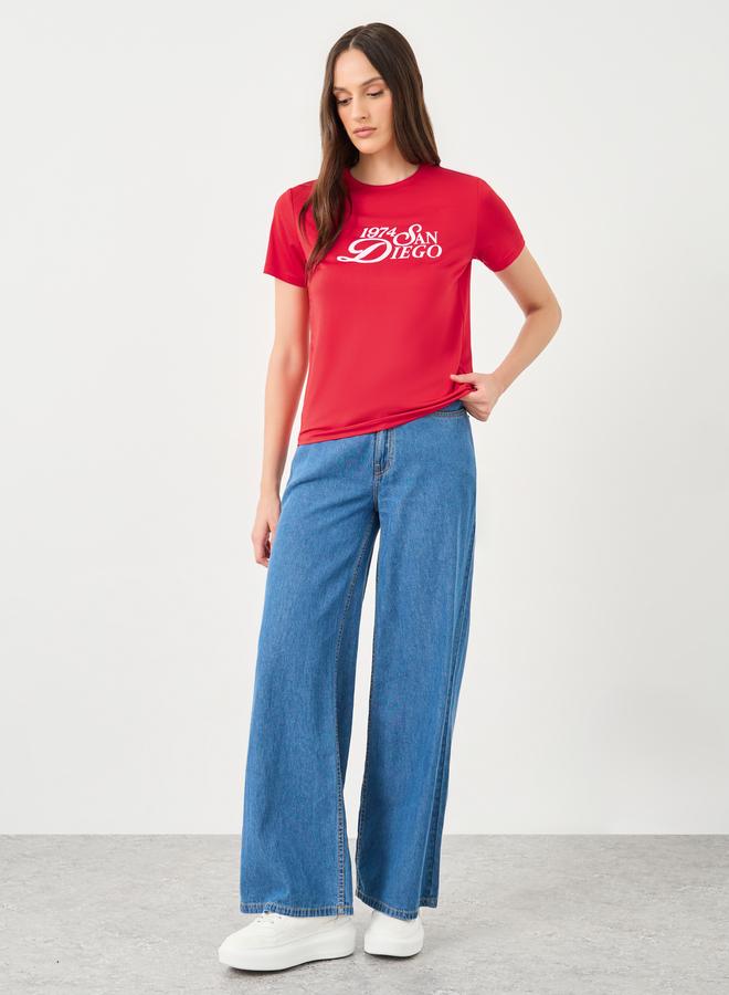 ستايلي تيشيرت ستايلي مطبوع بشعار أحمر بقصة عادية - Image 2